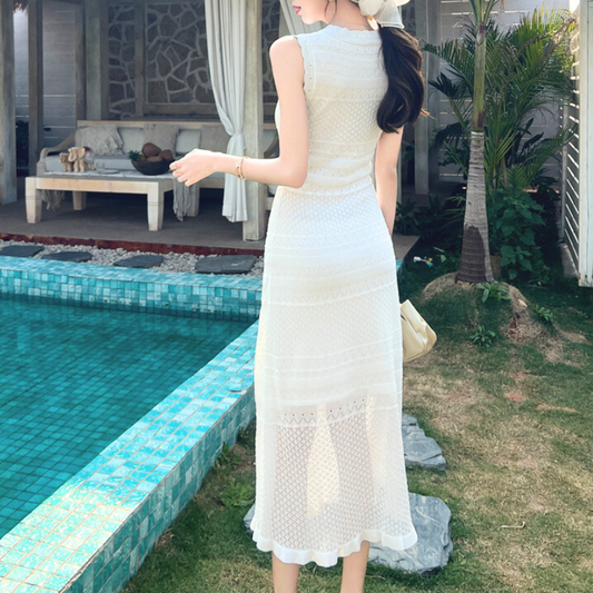 プールサイドでリゾート感たっぷりに映えるニットワンピース姿