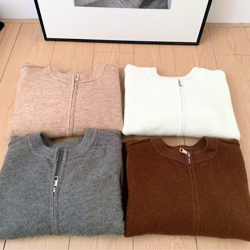 4色展開のニットトップスを畳んだイメージ