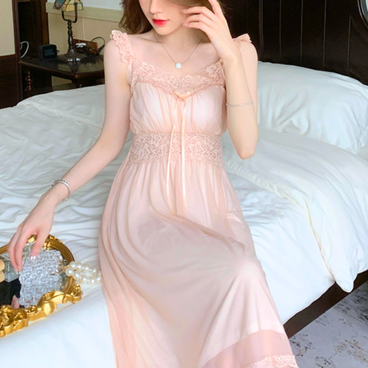 ホテルライクな白ベッドでくつろぐピーチピンクのレースベビードール姿