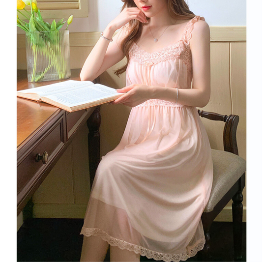 木製デスクで本を読む姿が知的な雰囲気を漂わせるピーチベビードール