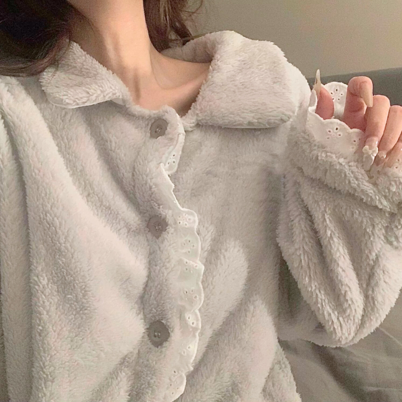 くるみボタン×フリルが可愛い前開き仕様|フェミニンルームウェアのディテール
