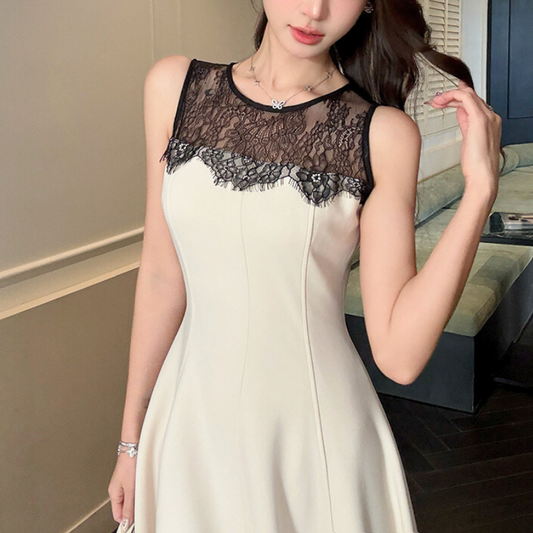 レースの透け感が美しいアップカット。デコルテを魅せる大人の色気。