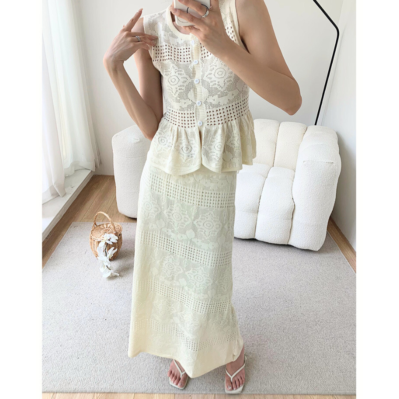 ノースリーブレーストップスとマーメイドスカートの夏セットアップを着て自撮りするアラサー女子
