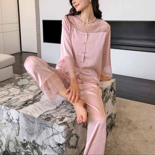 ソファに腰掛けた女性が見せる、お泊まり感ある甘さと余裕