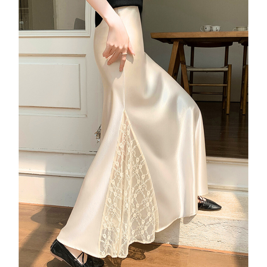 後ろ姿から見たベージュのレース切り替えロングスカート