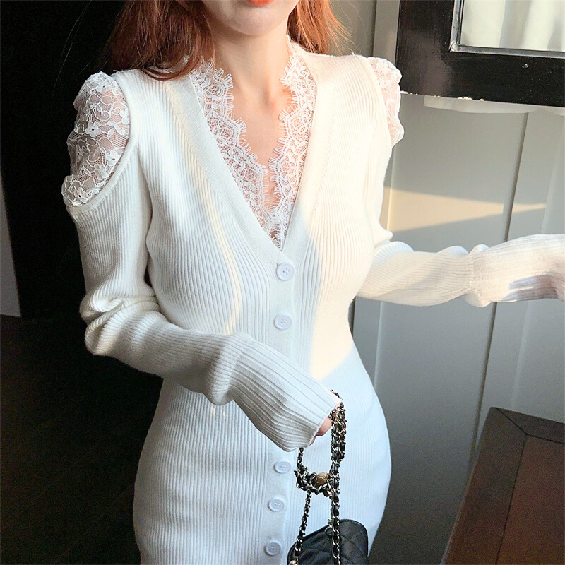 肩部分の繊細なレースディテールのアップ。透け感がセクシーな大人の雰囲気を演出