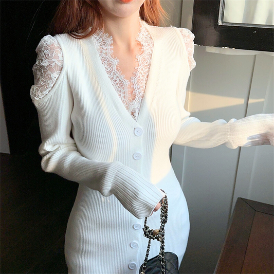 肩部分の繊細なレースディテールのアップ。透け感がセクシーな大人の雰囲気を演出