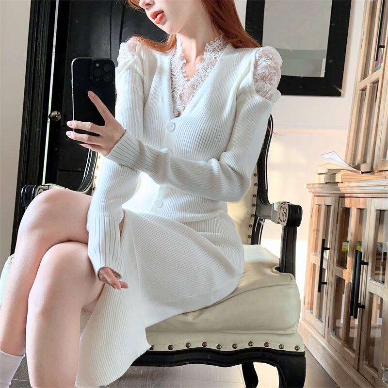 ホワイトワンピースの袖部分を接写。長めの袖丈が華奢見えをサポート