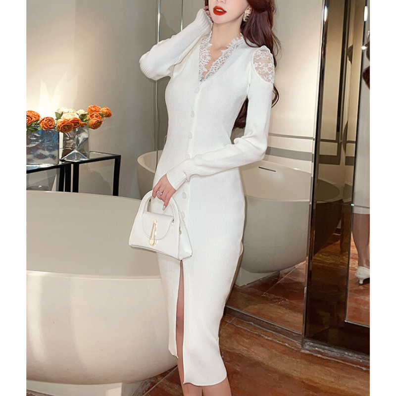 ホワイトのワンピースを斜め前から撮影。タイトなリブニットがボディラインを美しく強調