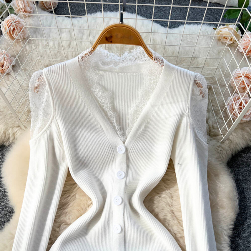 ホワイトの胸元アップ。Vネックとレースが華やかさを引き立てる