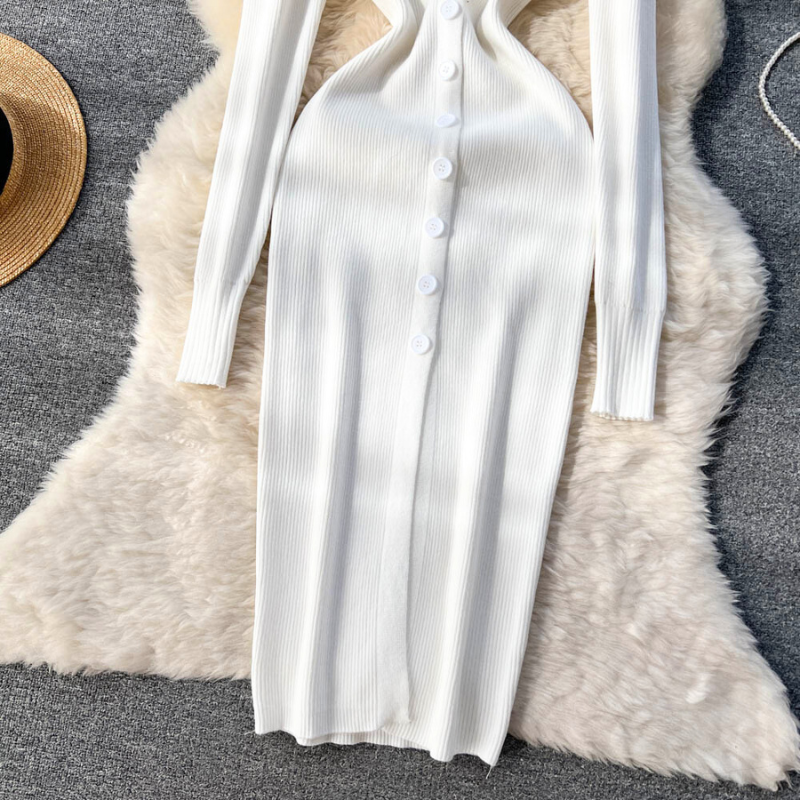 ホワイトワンピースのボタン部分を接写。小ぶりのボタンがアクセントに