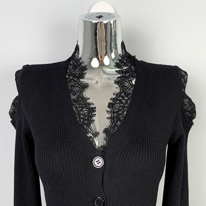 トルソーに着用したワンピースの上半身アップ。レースショルダーとボタンデザインがアクセント