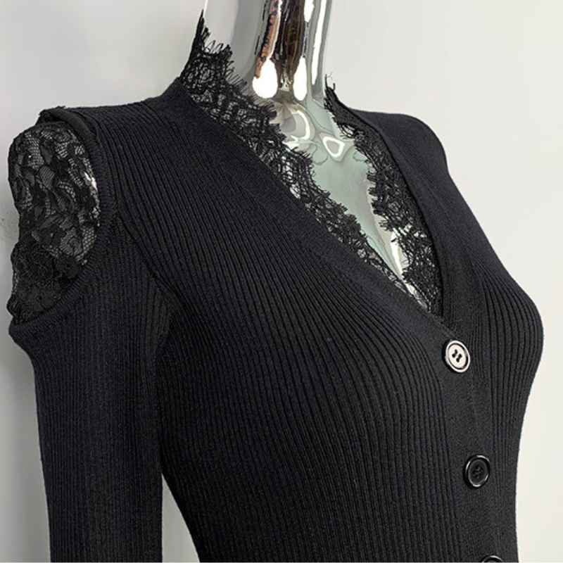 ブラックのワンピースの肩レース部分のアップ。透け感が上品な色気を演出