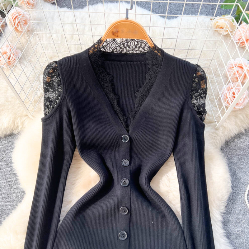 ブラックの胸元アップ。レースが肌をほんのり透かせて大人の色気を演出