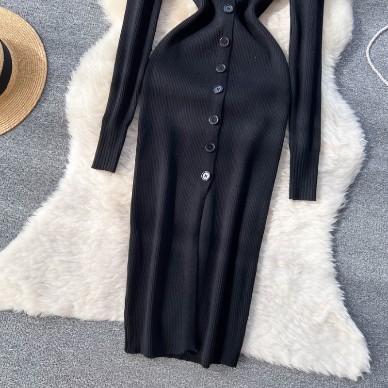 ブラックワンピースのボタン部分を接写。縦ラインがスタイルアップをサポート