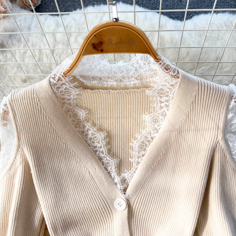 ベージュの胸元アップ。レースが肌をほんのり透かせて大人の色気を演出