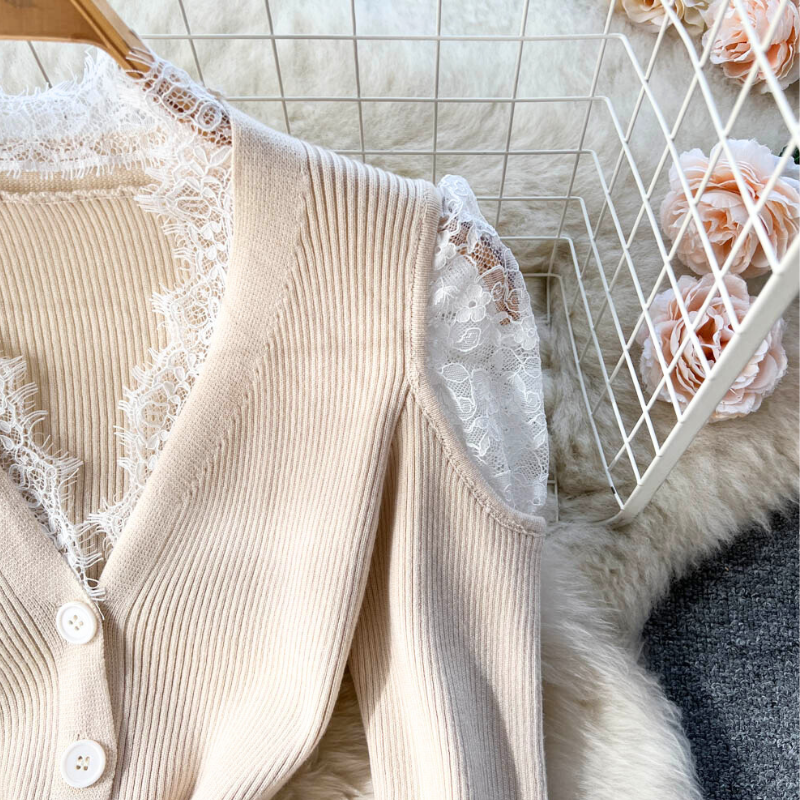 ベージュワンピースの袖部分を接写。レースショルダーとの切り替えがポイント