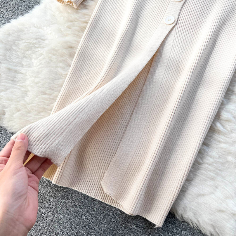 ベージュの裾スリットをクローズアップ。動きやすさと色っぽさを両立