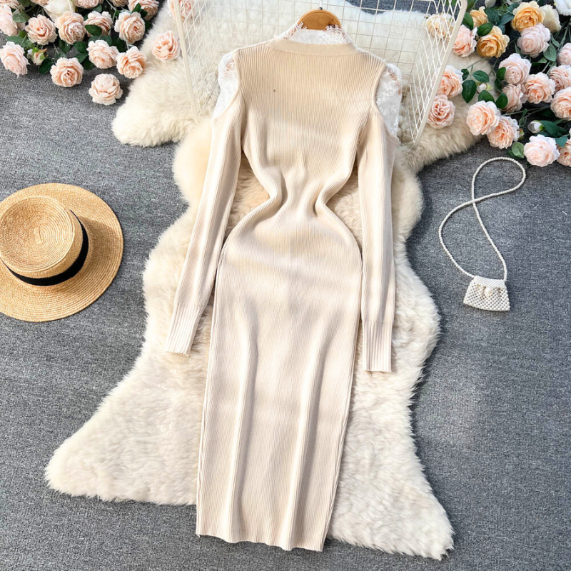 ベージュのワンピースを後ろから撮影。背面もすっきりとしたタイトシルエット