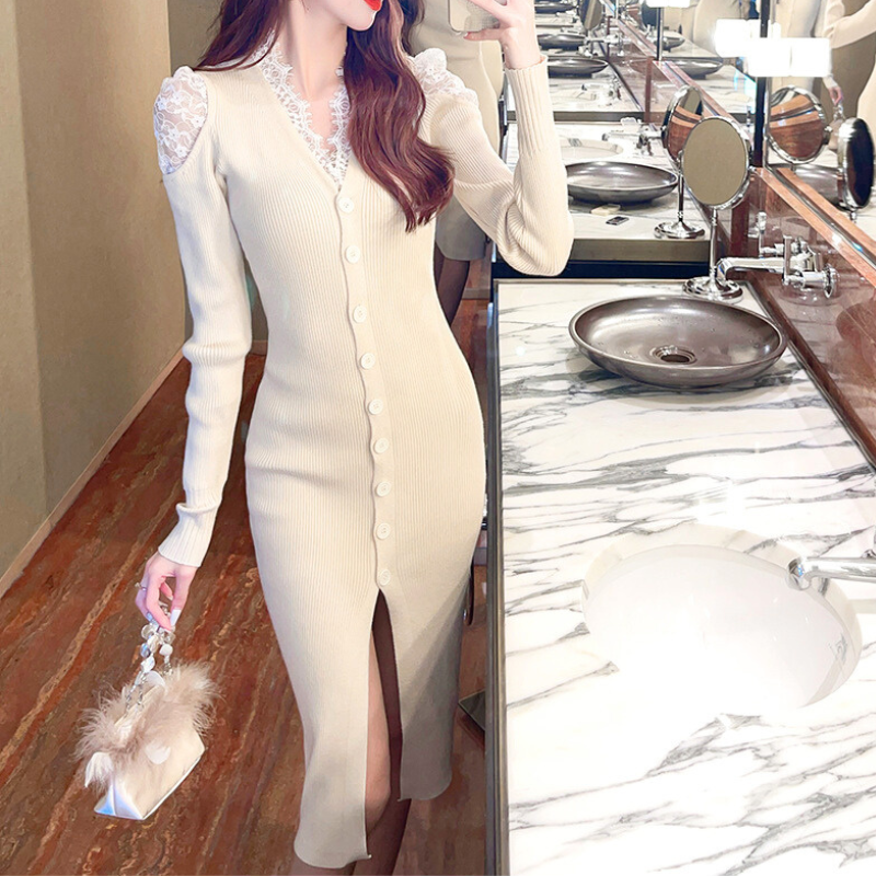 ベージュワンピースを着た女性の全身写真。ボタンデザインが縦ラインを強調