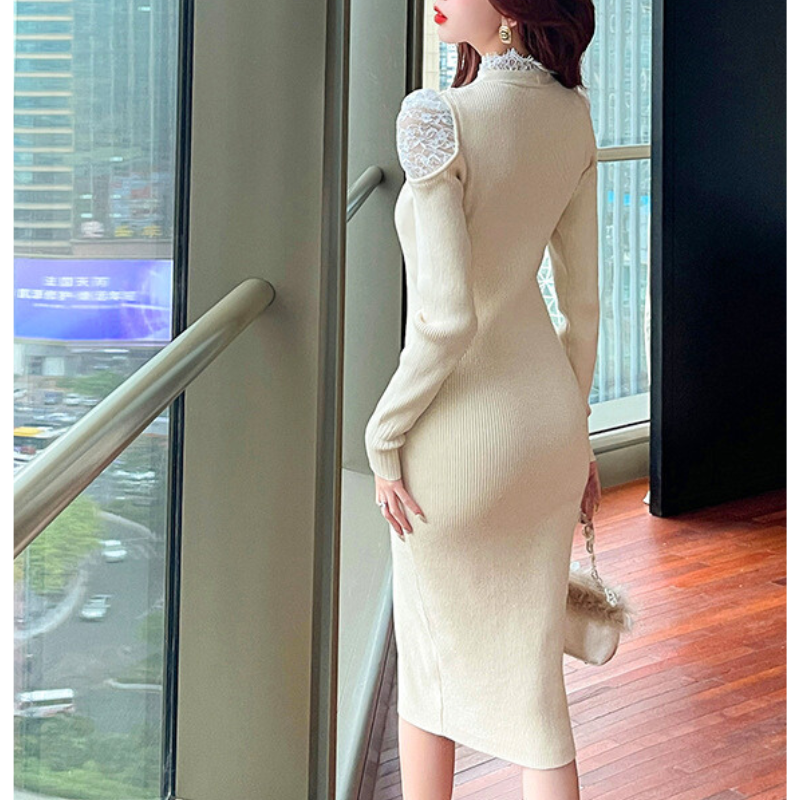 ベージュのワンピースを後ろから撮影。タイトシルエットが後ろ姿も美しく見せる