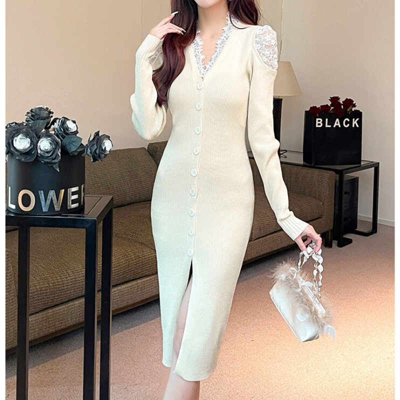 ベージュワンピースを室内でコーディネート。ミニハンドバックと合わせたコーデ。