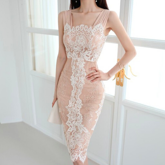 透け感レースが映えるピンクベージュのタイトワンピースを着た女性(正面)