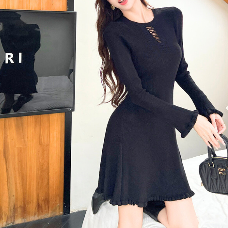 編み上げデザインがアクセントの黒リブニットワンピース 仕事後デートにもおすすめ