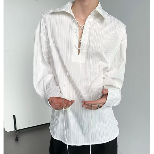 レースアップディテールが映える白シャツの正面カット