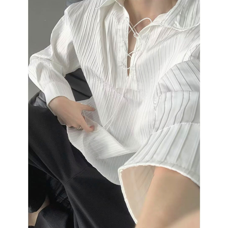 サイドから見た白ストライプシャツのシルエット