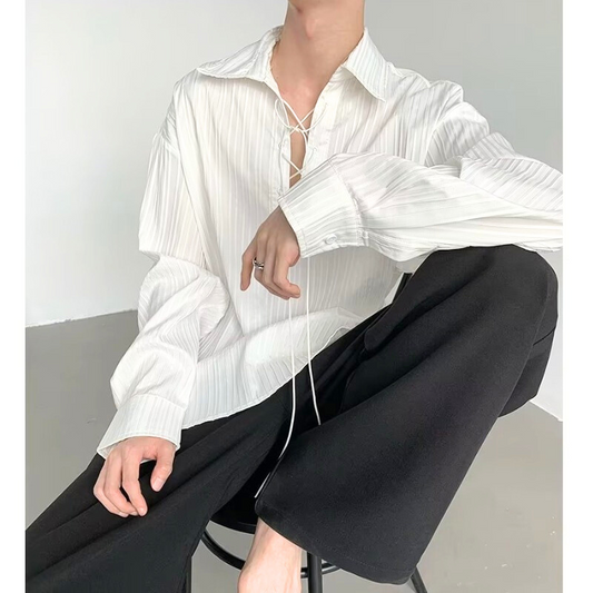 ストライプ白シャツを椅子に座ってラフに着こなす