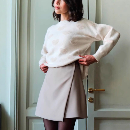 上品なラップ風Aラインミニスカートを穿いた30代女性の冬デートコーデ|きれいめスタイル