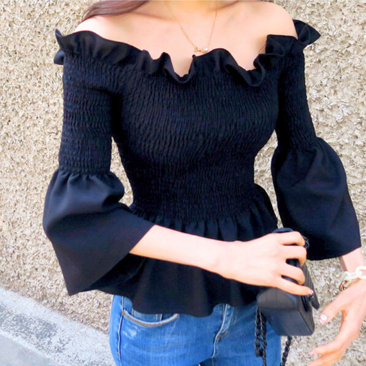 袖口にボリューム感のあるランタンスリーブが印象的な黒ブラウス