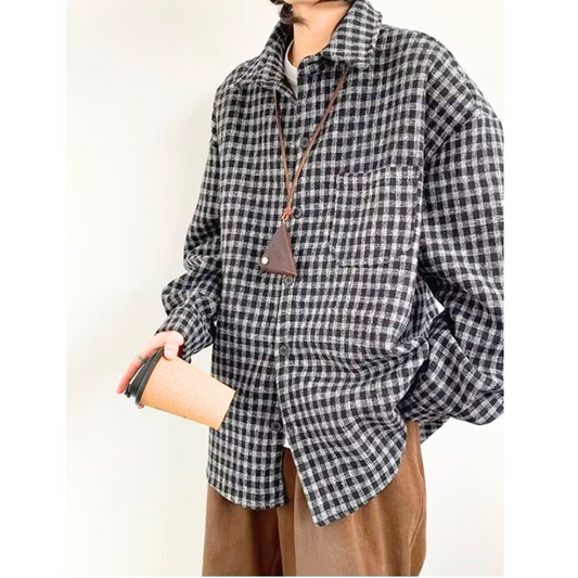 ラペルチェックシャツジャケット ブラックカラー カップを持ったスタイル