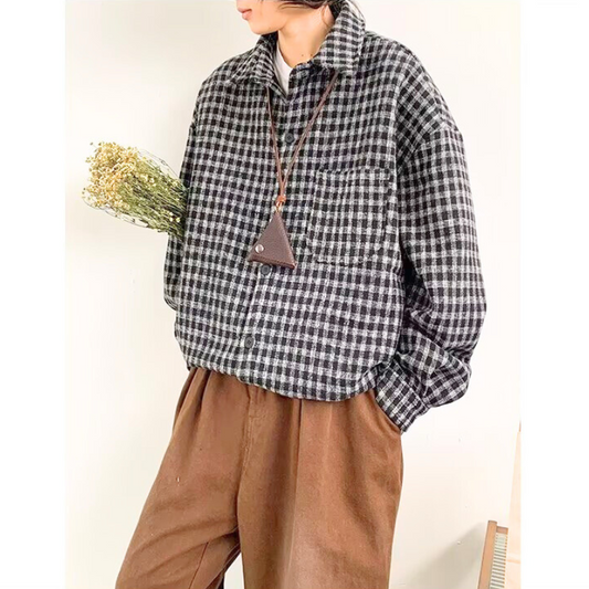 ラペルチェックシャツジャケット ブラックカラーとブラウンパンツコーデ