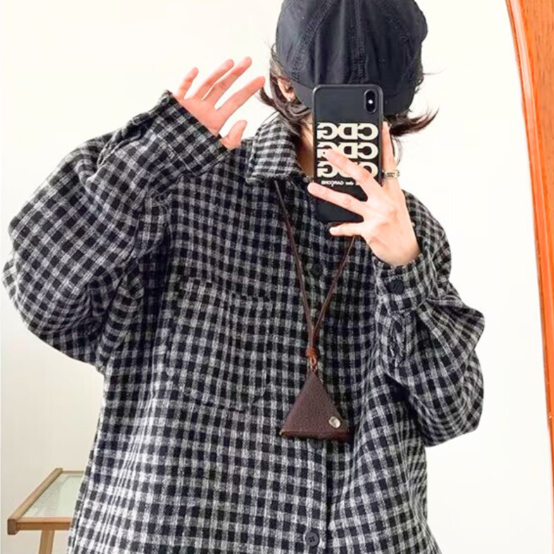 ラペルチェックシャツジャケット ブラックカラー 袖くしゅっとした着こなし