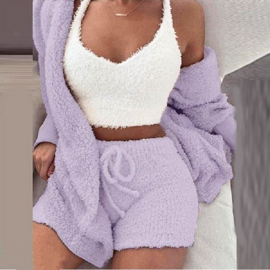 ラベンダーカラーのふわもこ3点ルームウェアを着た女性モデル(30代)|春秋の部屋着におすすめ