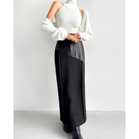 黒のハイウエストロングスカートを正面から着用した全身コーデ