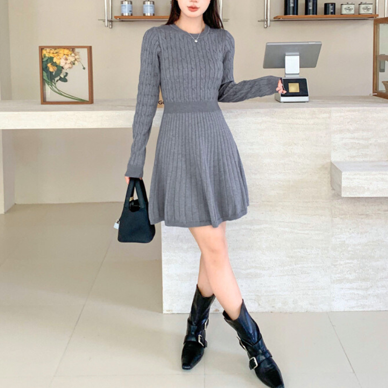 全身コーデ。ブーツとの相性が良い細見え秋冬デートワンピース。