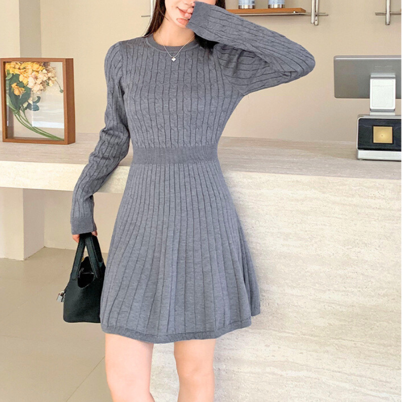 袖で顔を隠したポーズが可愛いモテコーデ。太リブデザインが印象的なグレーワンピ。