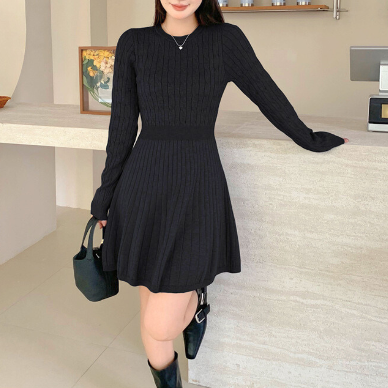 カフェのカウンター前でポーズ。黒のリブワンピで大人のデートスタイル完成。