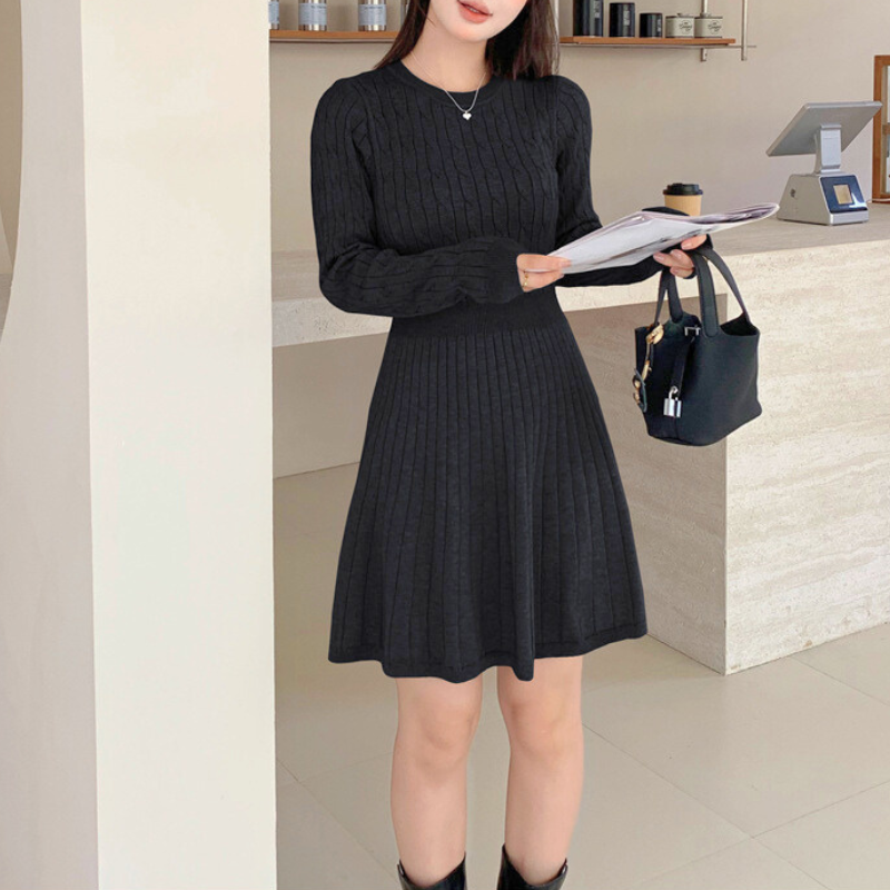 書類を手にした知的コーデ。カフェデートにもぴったりの大人ワンピスタイル。