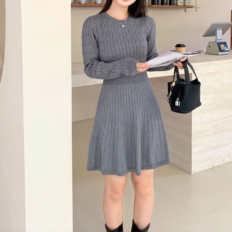 書類を手にした知的コーデ。カフェデートにもぴったりの大人ワンピスタイル。