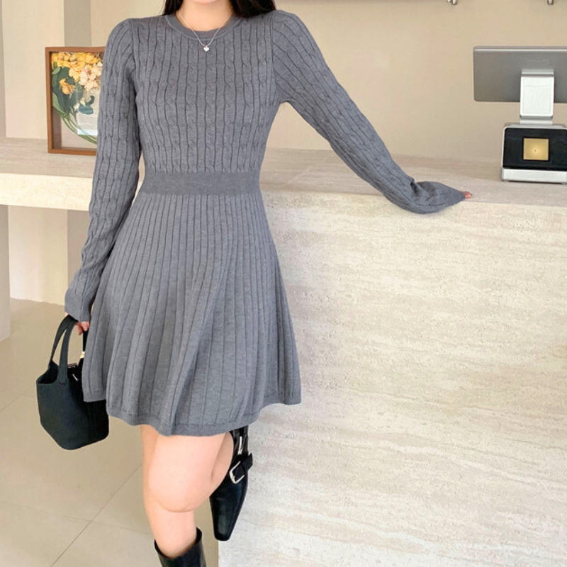 30代女性に人気の太リブニットワンピース。ウエスト切り替えで細見えする秋冬デート服コーデ