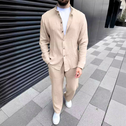 リネン風ベージュセットアップを着こなす男性|バンドカラージャケット×イージーパンツ