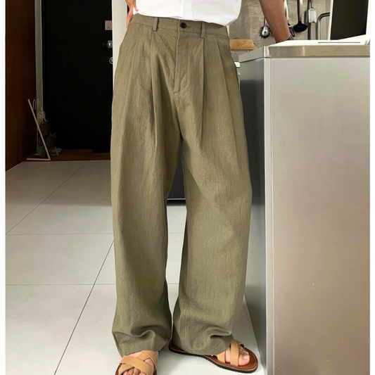 カーキのダブルプリーツパンツを爽やかに着こなしたコーデ