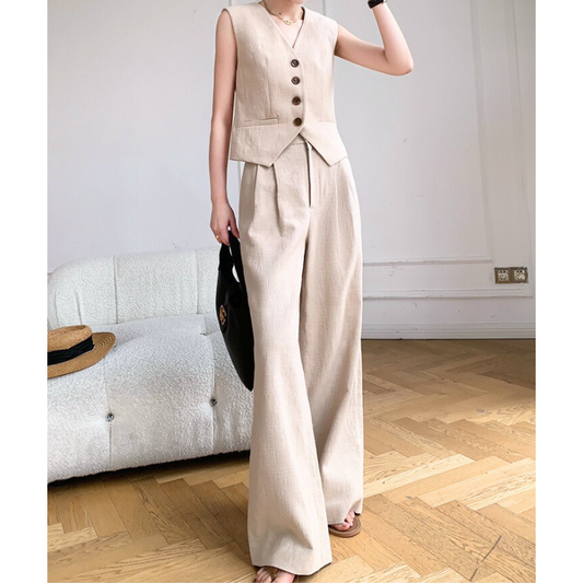 ベージュのリネン風セットアップを着た女性の全身コーデ