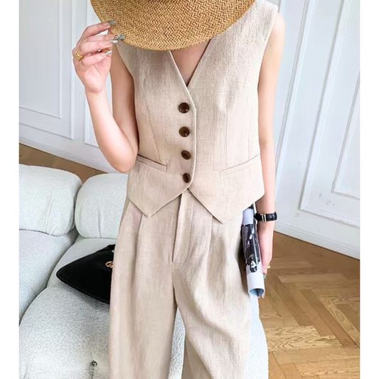 ベージュのテーラードベストアップ写真