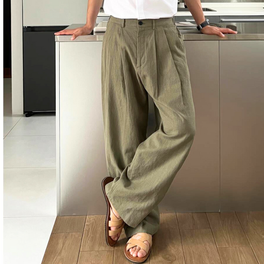 カーキのルーズワイドパンツを白Tと合わせた夏のコーディネート