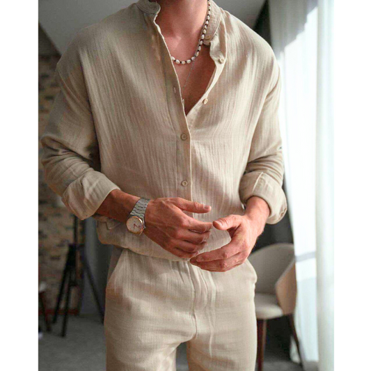 ベージュのセットアップをアップで見せたリネン風シャツの素材感